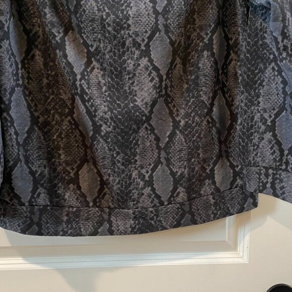 Express Snakeskin Print Off The Shoulder Fleece Sweatshirt NWT Medium - Picture 4 of 10